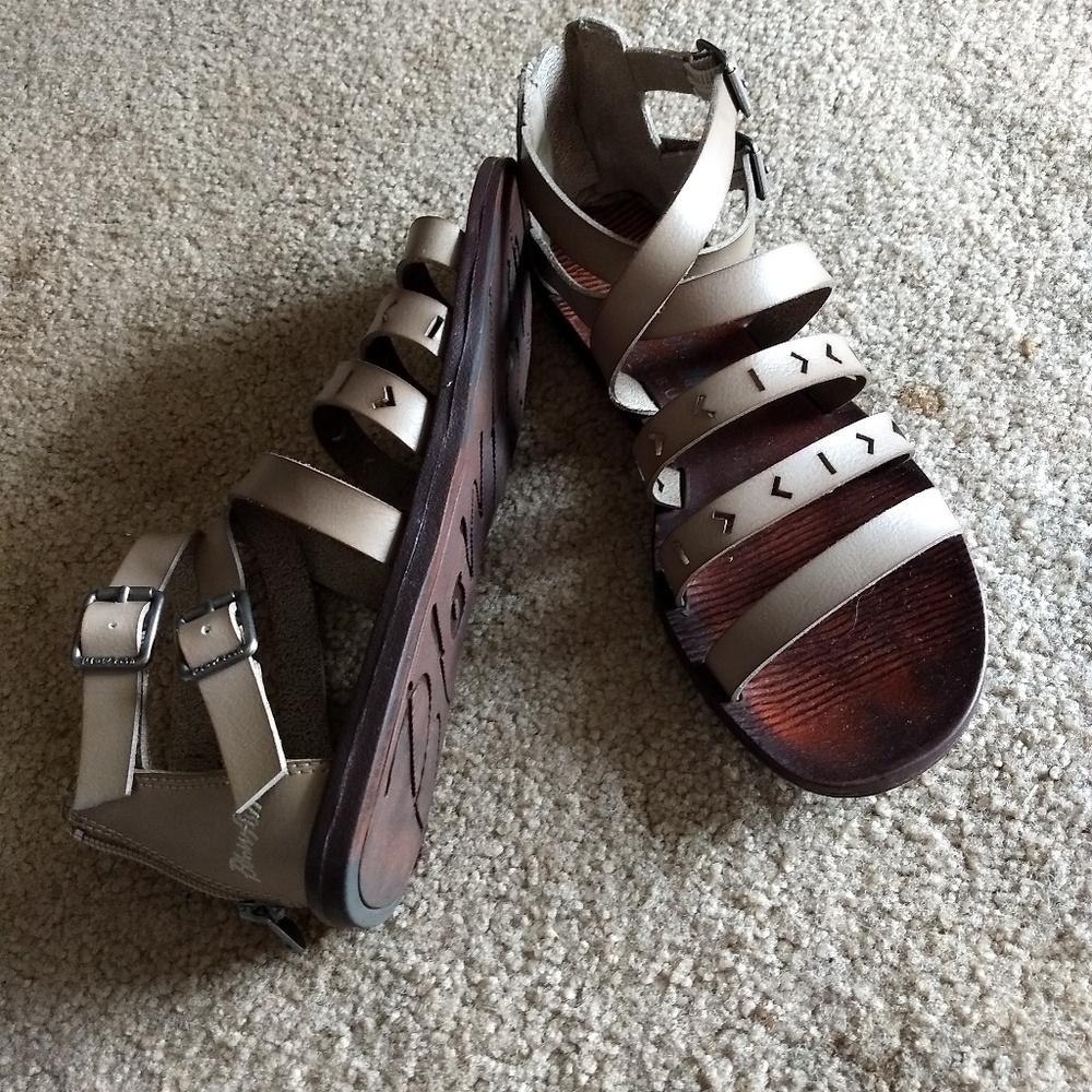 Blowfish size 8 sandles